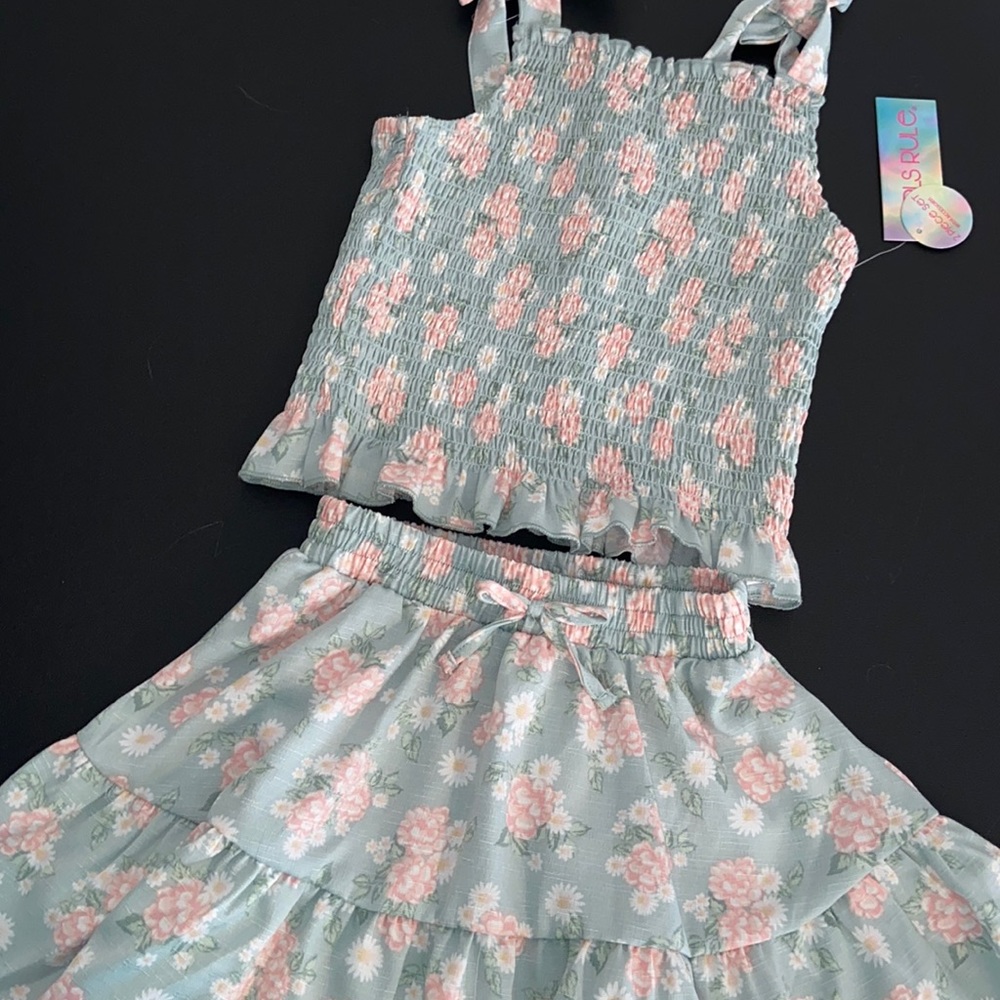 Girls size 6 top /skirt